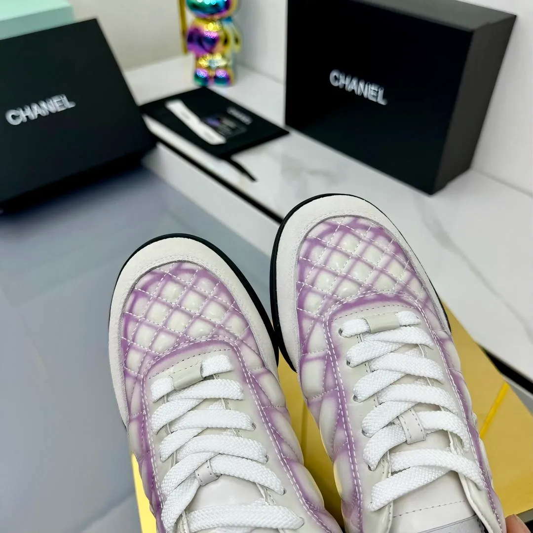 👟👟Ex-factory price 640👟👟 Top version Chanel Chanel - 2025 counter top casual sports shoes This sneaker is a classic design; the upper is electro-embroidered with a variety of techniques; the outsole is fashionable and sporty; it is unusual to incorporate a variety of color matching elements... The diversified mix and match is very beautiful and versatile, and can be used for leisure, fashion, sports and outdoor... ꫛꫀꪝ Go➫ Material: ❶The upper is made of: original cowhide ❷The inner lining is made of: original imported sheepskin ❸The outsole is based on: original TPU combination outsole Full set of boutique packaging for women 35–41 👉